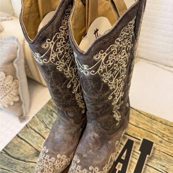 Corral Distressed Brown Embroidered Boots Size 8 - Picture 8 of 10